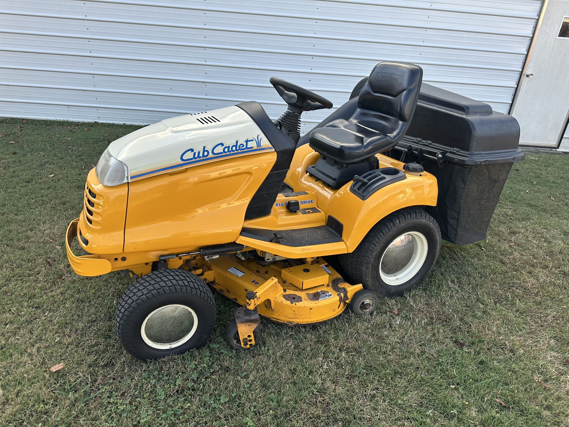 44” 2001 Cub Cadet 3240 W/ 3 Bin Bagger