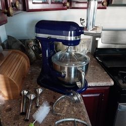 6 QT KITCHEN AID MIXER WITH MEAT GRINDER LIGHTLY USED IS LIKE NEW