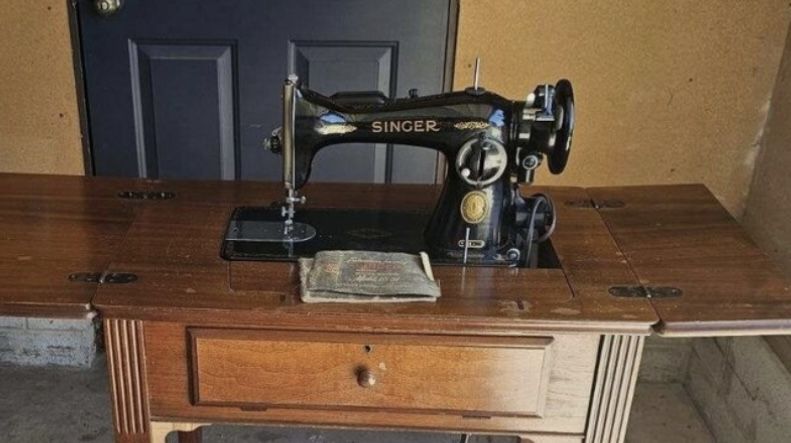 Vintage 1948 Singer sewing Machine in built in table