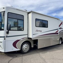 2000 Winnebago journey 34ft class A diesel pusher with large slide out