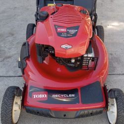 TORO GAS SELF PROPELLED LANW MOWER LIKE NEW 