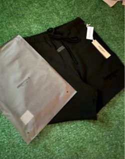 Black essential shorts