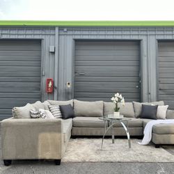 Sectional/couch/sofa, Grey,Havertys, 95x138x66, Pickup In Tampa, Delivery Available 