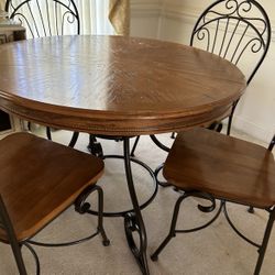 Kitchen Table & Bakers Rack