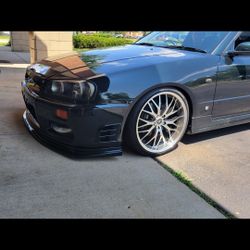 Muti forchetta 2 piece wheels. Rims- 19x9.5 
Tires- 235/35R19