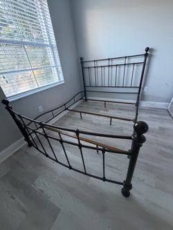 Queen size dark brown vintage metal frame good condition $100 obo
