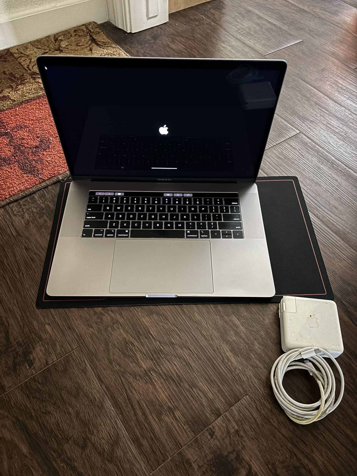 MacBook Pro 💻 15”  (2018)16GB Ram 256GB SSD 4GB GPU READ DESCRIPTION!!👀 PICK UP ONLY NO TRADE 👉FIRM ON PRICE👈 💲225 ONLY CASH 💵 