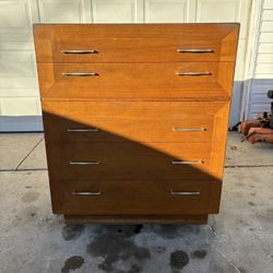 ‼️FASHION TREND BY JOHNSON CARPER 5 DRAWER DRESSER‼️FOR SALE 200$ OR BEST OFFER‼️DELIVERY AVAILABLE🚚