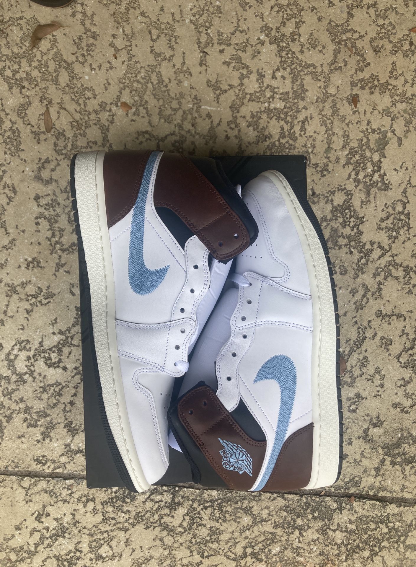 Brand New Air Jordan 1 Mid SE. Mens Size 11