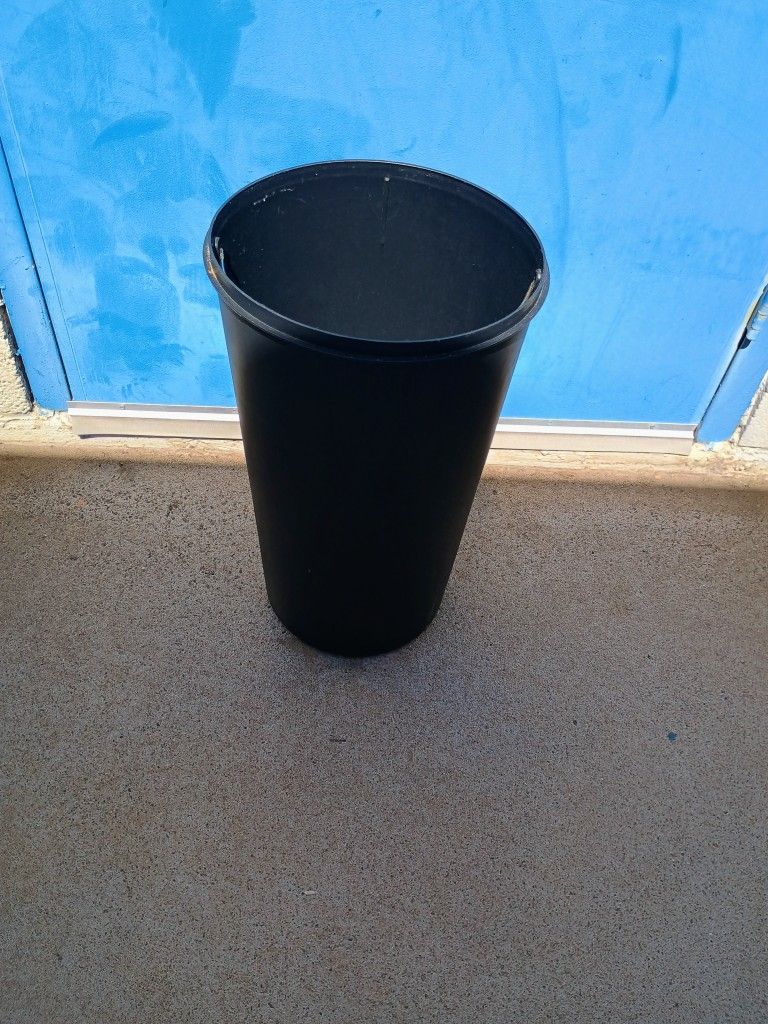Medium Size Trash Can S In Plastic With Handle