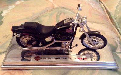 1:18 Die Cast Metal Collectible. FXSTB 1999 Night Train