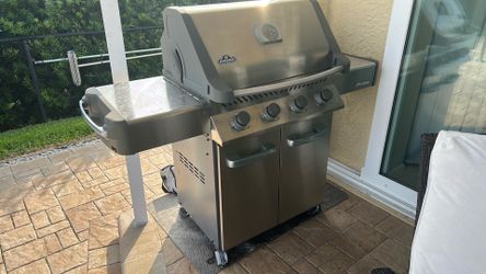 Gas grill Napoleon Prestige fold down shelves
