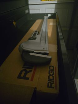 Rigid pipe wrench 36 inch