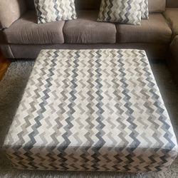 Bob’s furniture Ottoman & 4 Matching Throw Pillows ( Sold Together)*No Delivery 