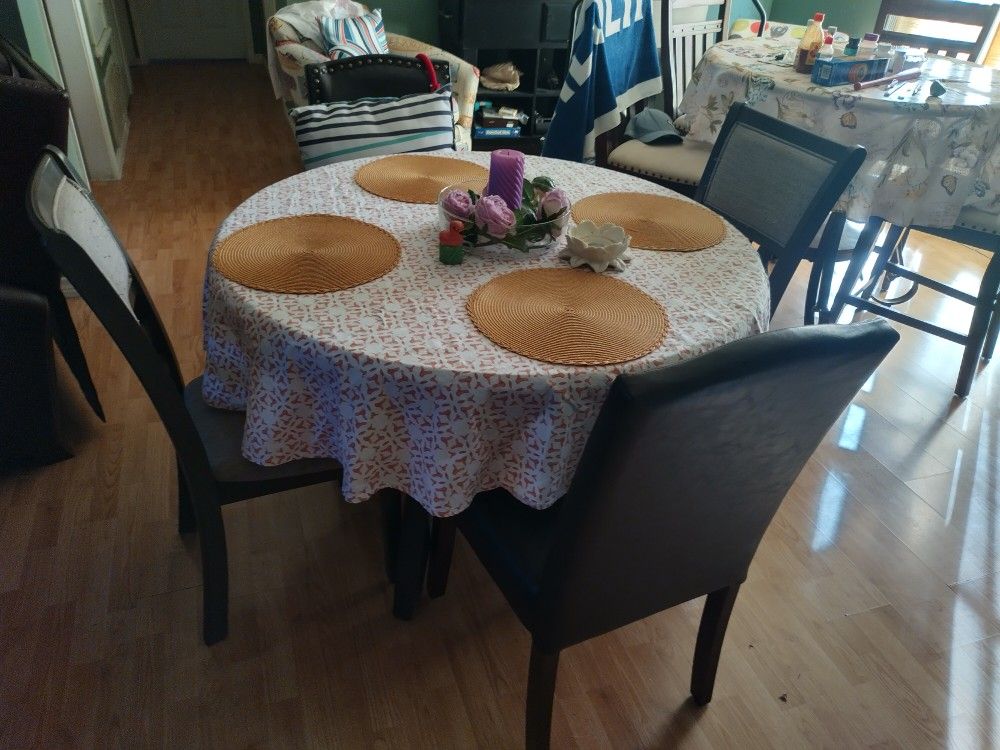 Dining Table With 4 Chairs And One Broken chair