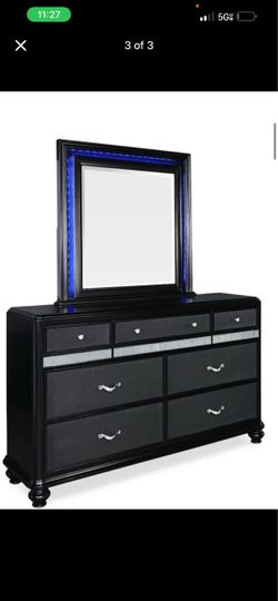 $600 Queen sized bed , dresser with mirror & chest