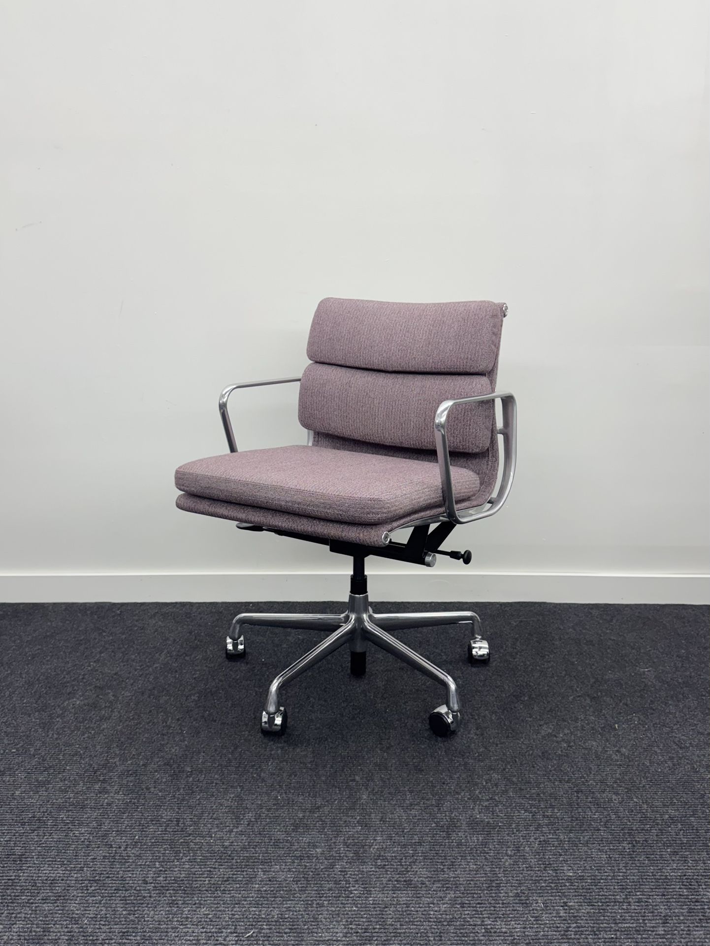🔥100% AUTHENTIC🔥 LIKE NEW HERMAN MILLER EAMES ALUMINUM GROUP, MANAGEMENT SOFT PAD CHAIR! WITH PNEUMATIC LIFT!