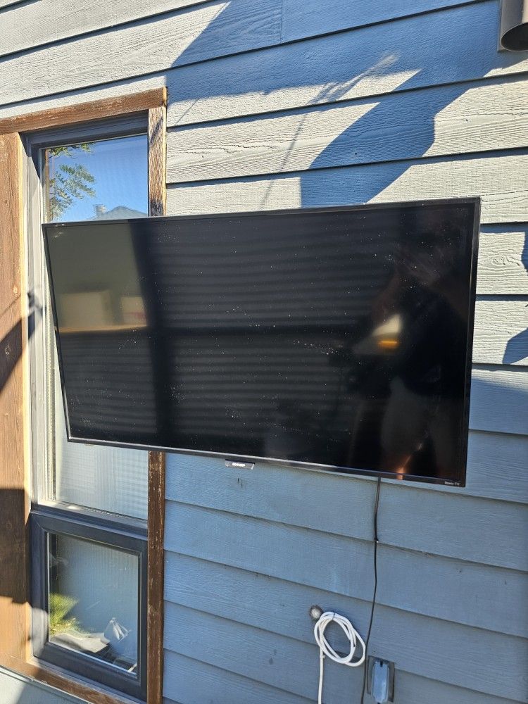 40 Inch Sharp Roku TV With Mount And Remote
