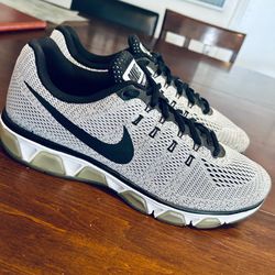 Nike Air ‘Max Tailwind 8' Sizes: Men’s 10.5 & Women’s 12 (style # 805942-101) ‘Oreo’