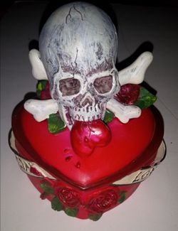 Skull trinket box
