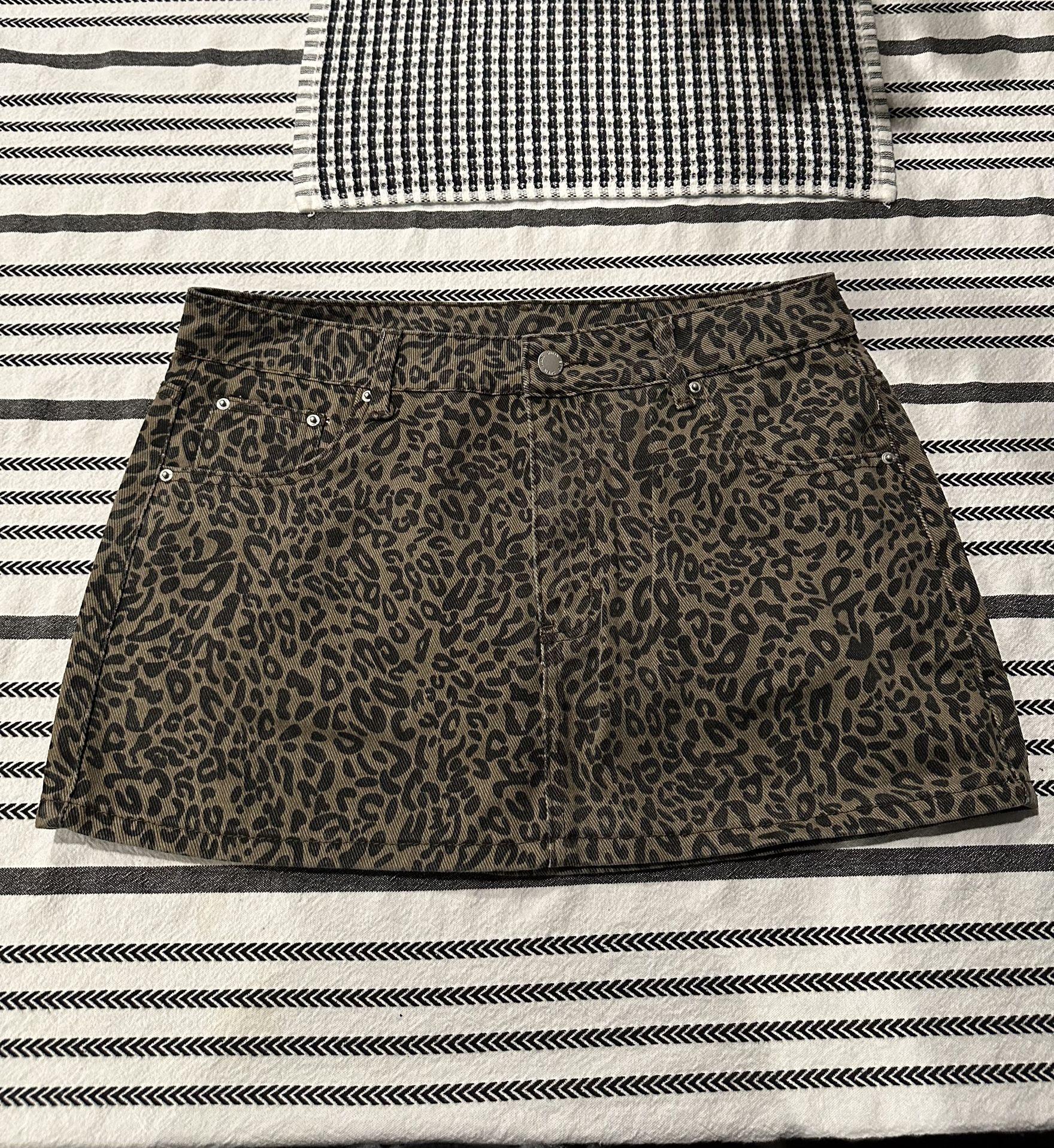 leopard print mini skirt