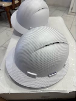 Had hats/ casco.  Y sonbras
