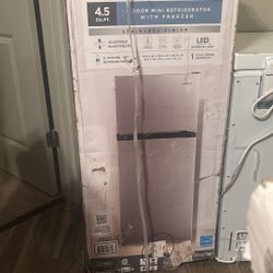 Vissian 4.5 Cu Ft 2 Door Mini Refrigerator 