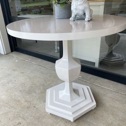 AMAZING Serena And Lily  Beautiful White Round Table 