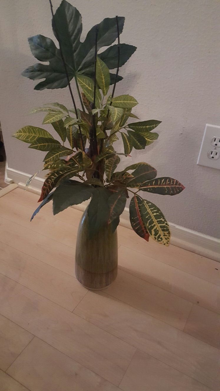 Decorative fake plant arrangement