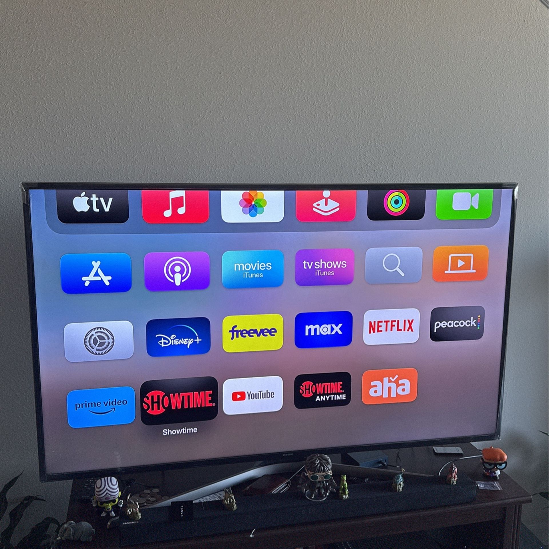 samsung 58 inch tv with samsung woofer and soundbar for sale