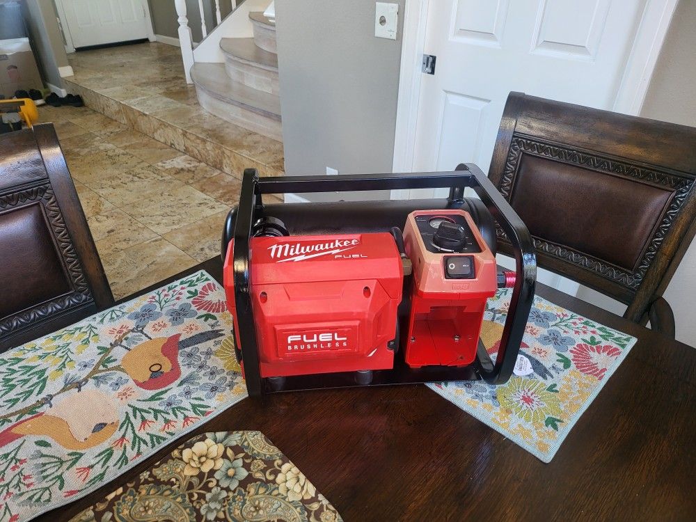 Milwaukee M18 FUEL 18-Volt Lithium-Ion Brushless Cordless 2 Gal. Electric Compact Quiet Compressor (Tool-Only)
