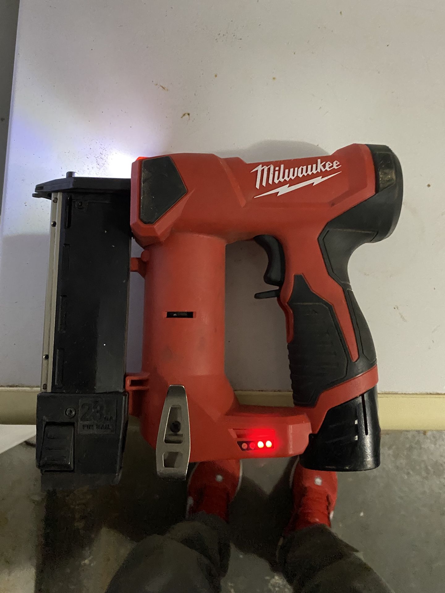 Milwaukee 23 Gauge Pin Nailer W/battery