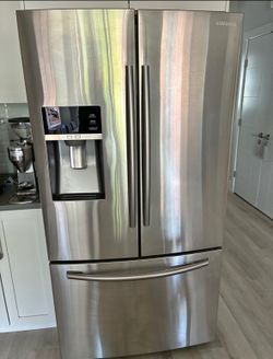 Samsung 28 cu/ft Refrigerator frost free water and ice maker