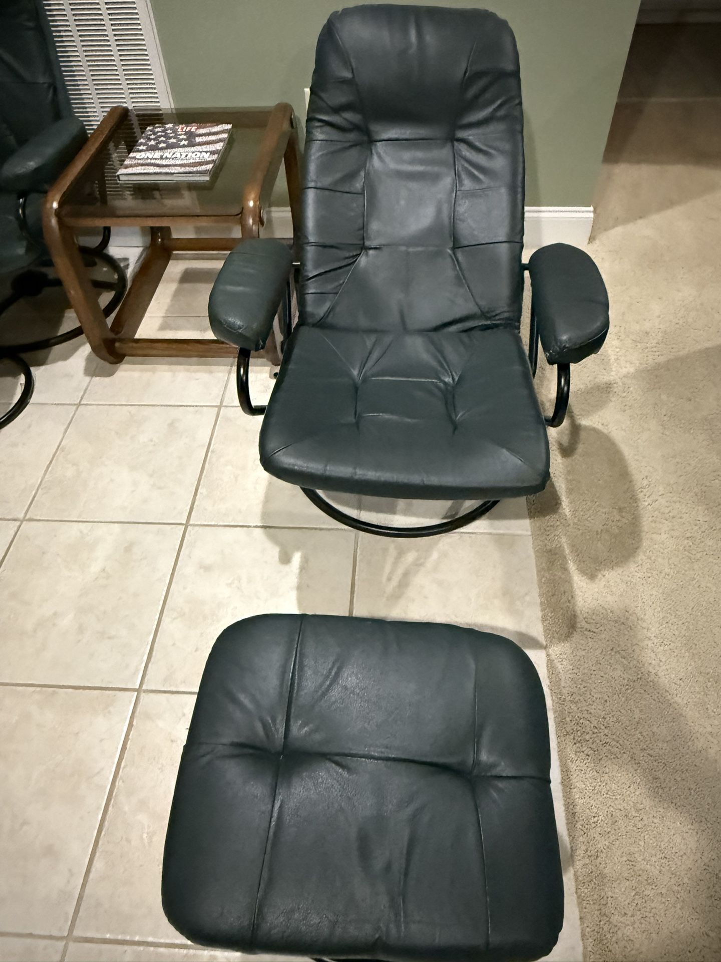 2 Lounge Chairs /entertainment Room Chairs With 2 Foot Stools