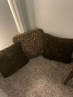 Set of 3 * Decorative Plush Pillows