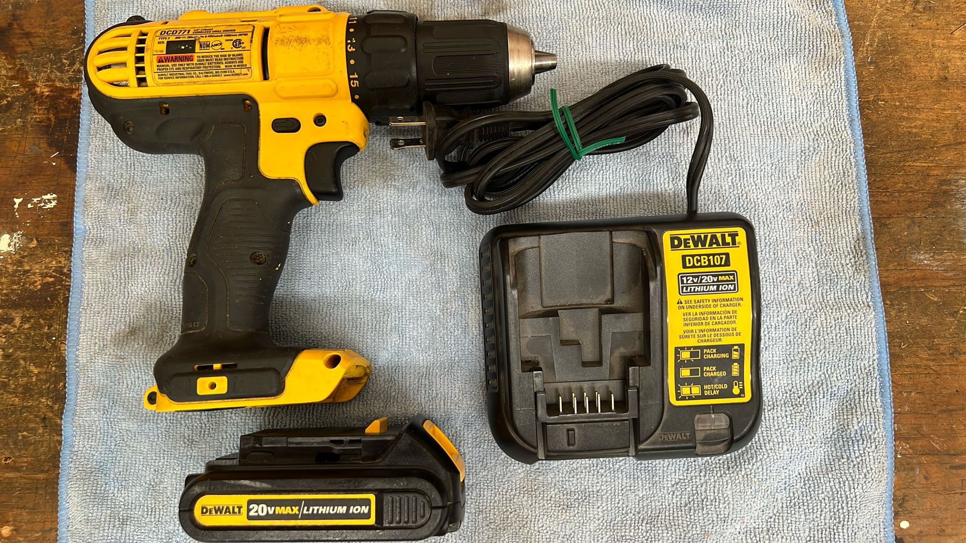Dewalt 20v Drill With Battery And Charger 