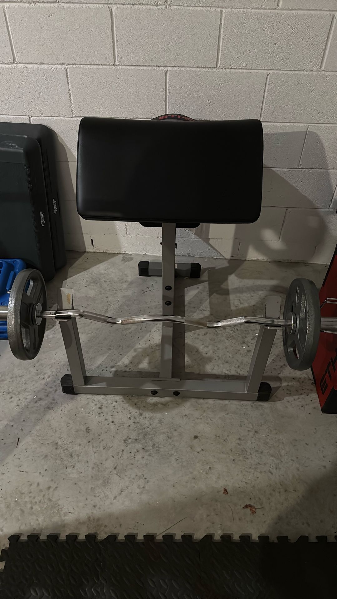Preacher Curl Station