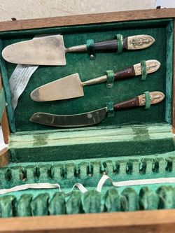Set For 8. Spoon 8 Serving Cake, Two Of Them And Beautiful Knife, Small Spoonful Gravy