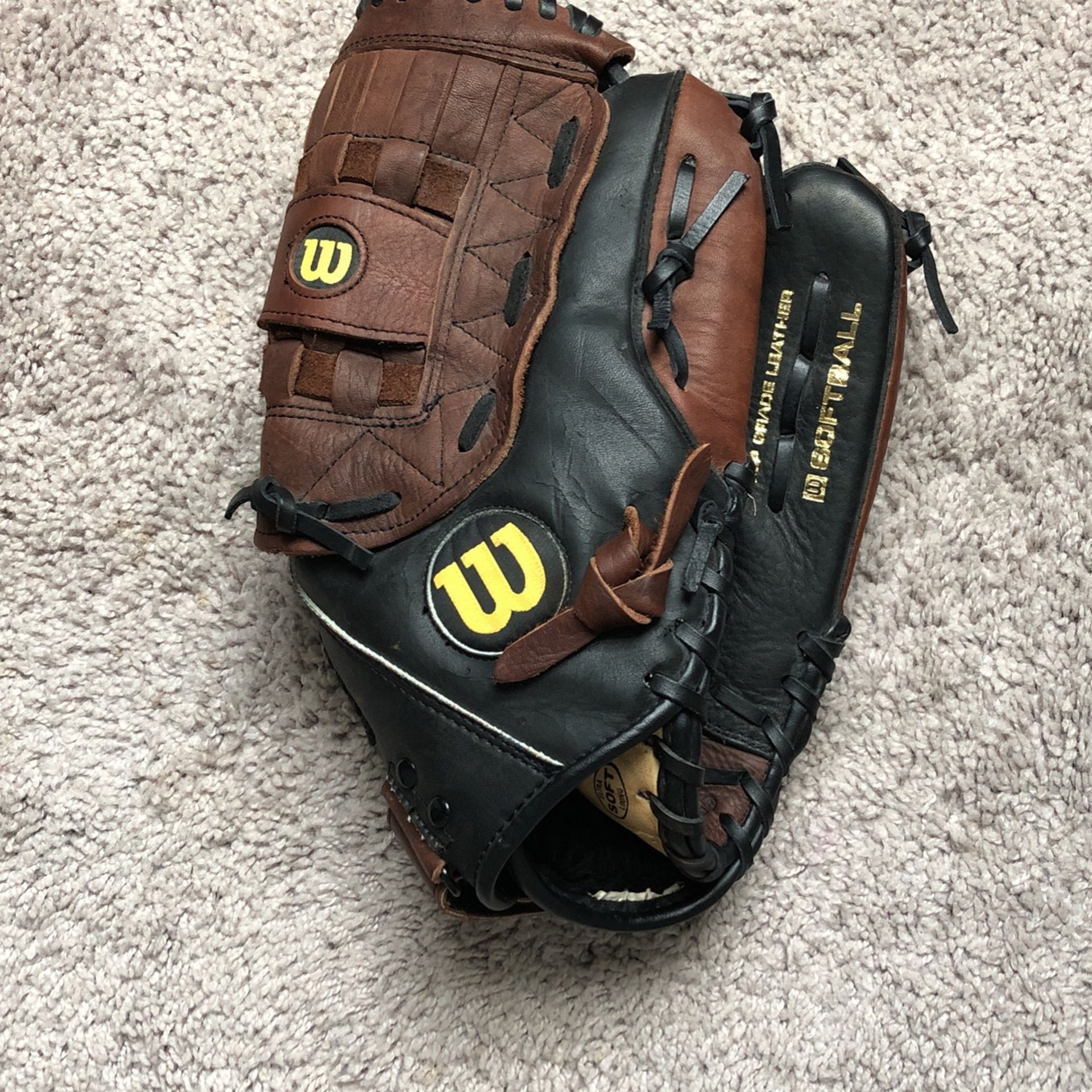Like New Mint condition Wilson Elite A2477 Softball Glove - 13" - Black And Brown - Right Hand
