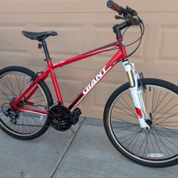 26*x2.0. GIANT BOULDER MENS MOUNTAIN BIKE. (M).18". LIKE NEW WITH FRESHLY TUNE UP 👌🏼
