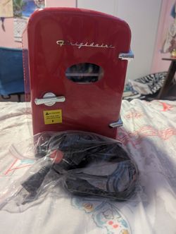 12 in. 1 cu. ft. 9-Can Retro Mini Refrigerator in Red