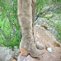 WOMENS BOOTS-SIZE 6-OLIVE