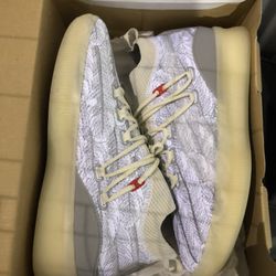 Puma Clyde Court Disrupt Peace On Earth (SIZE 10.5)