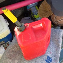 GAS CAN (2 GALLON) IN NEW CONDITION 