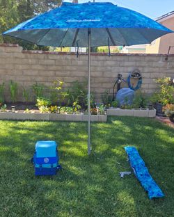 Tommy Bahama 7' umbrella and backpack cooler combo