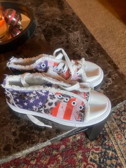 Ladies Sneakers Size 5.5 Brand New