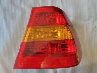 02-05 BMW 330i, 325i Tail Light Right