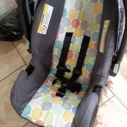 Baby Carseat With Car Base $25.00 Cash Only (Serious Buyers)