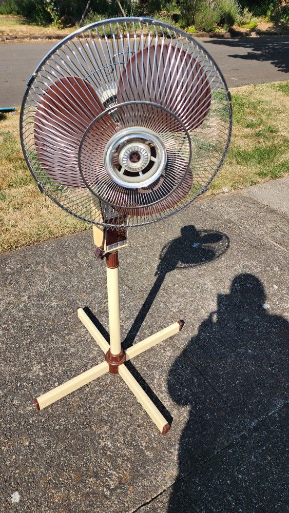 "Deluxe" Standing Fan 16"