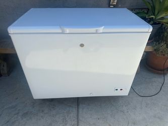 GE Garage Ready 10.7 cu. ft. Manual Defrost Chest Freezer
